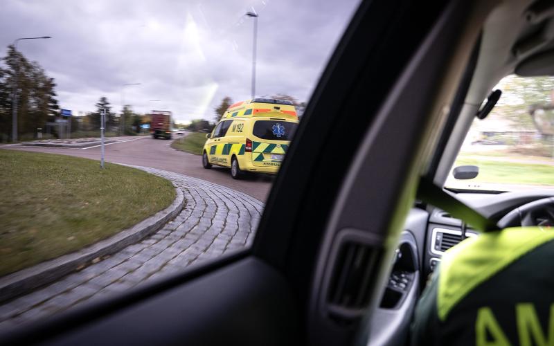 Räddningsverkets ambulanser rycker i dag i genomsnitt ut på åtta larm per dag eller 3.100 per år. Det är dubbelt fler än för 25 år sedan.<@Fotograf>Daniel Eriksson