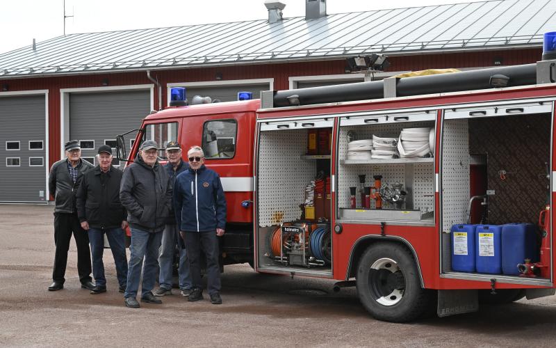 Jan-Erik Ståhlman, Herman Jansson, Dan Kihlström, Göran Wilhelmsson och Stig Aller har med gemensamma krafter sett till att släckningsbilen är rustad för en framtid i Ukraina. Per-Ole Ståhlman och Helge Eriksson saknas på bilden. 