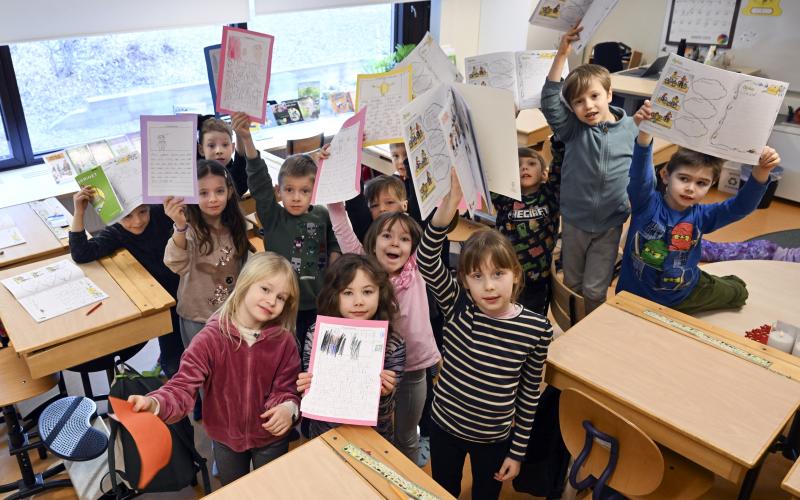 För eleverna i klass 1B har läsåret hittills inneburit stora framsteg i skrivandet.@Normal_indrag:<@Fotograf>Robert Jansson