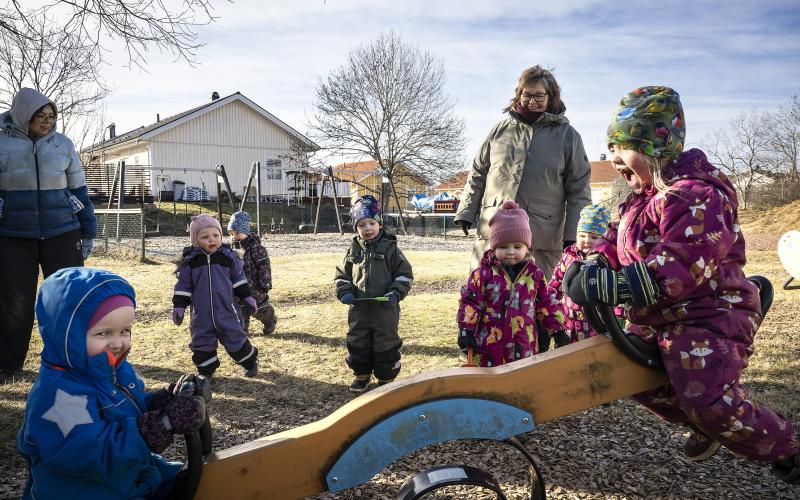 Gungbrädan är populär. Här gungar Wilfred Karlsson och Lydia Karlsson. 