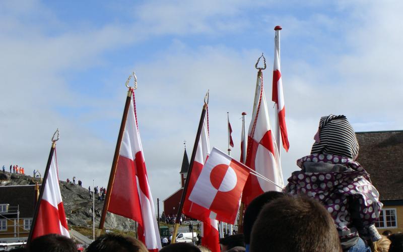 Den grönländska flaggan syntes överallt i huvudstaden Nuuk när Grönland i går firade att man fått självstyre. Det gör att man kommer på lika fot med tidigare kolonialmakten Danmark, förklarar Grönlands regeringschef Kupik Kleist.