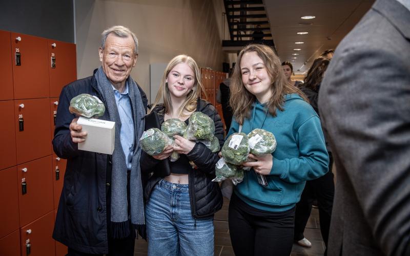 Anders Wiklöf delade ut broccoli på Ålands lyceum i dag.