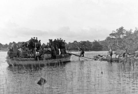 Kökar den 28 oktober 1944: Estniska flyktingbåten Toots II har tagit iland vid udden på Brändholm i Karlby skärgård.<@Fotograf>Enn Ainsaars samling