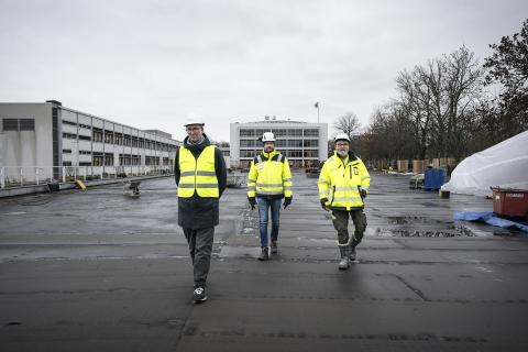 Självstyrelseparken i Mariehamn får nytt liv för tre miljoner euro. Här syns Fastighetsverkets arkitekt Daniel Andersson och enhetschef Martin Karlsson, samt Allbyggs arbetsledare Roland Jansson.