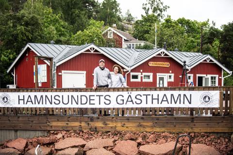 Petri Tuokko och Patrizia Impellizzeri är de nya värdarna i Hamnsundet i sommar.<@Fotograf>Amir Karbalaei @Normal_indrag: