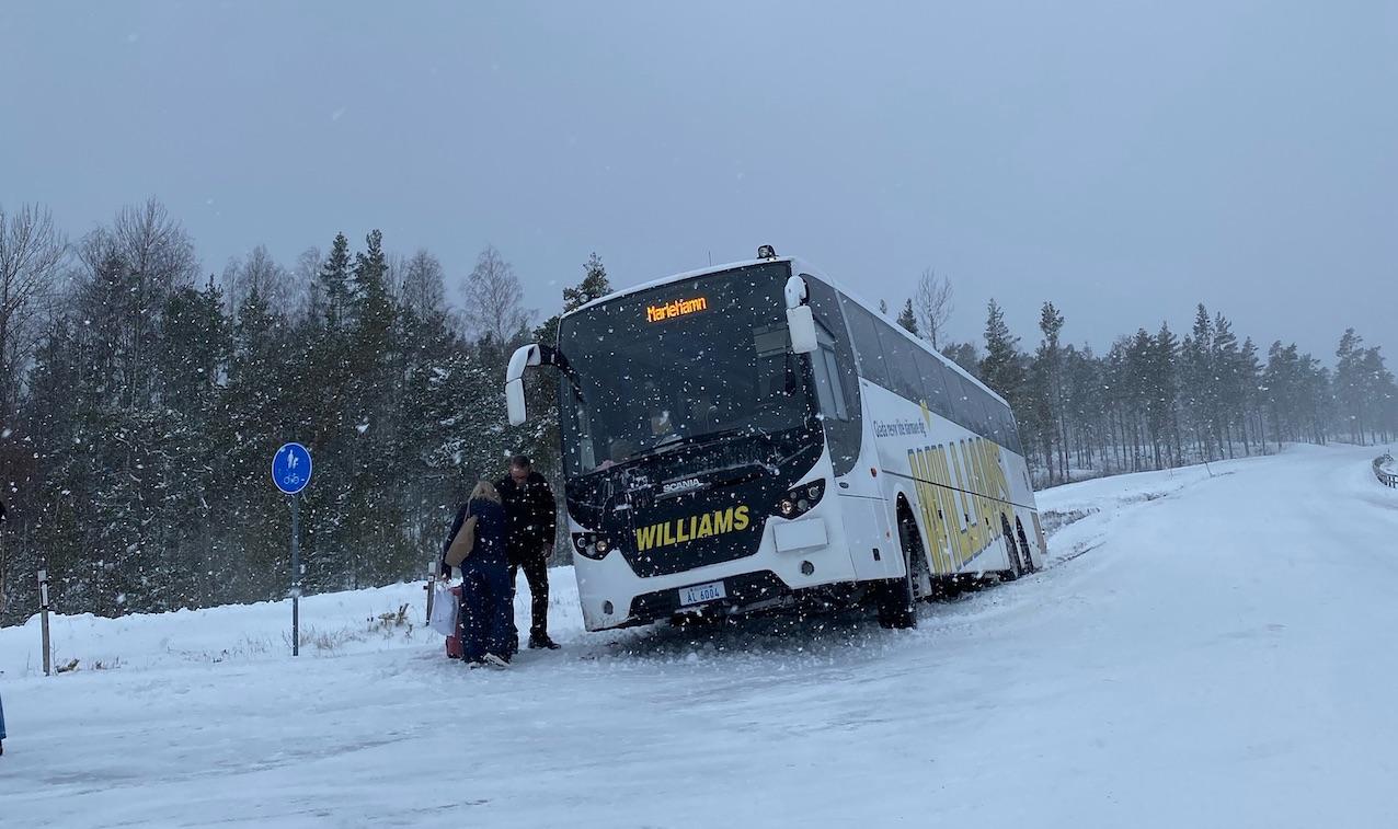 Buss körde fast i dike i Eckerö | Ålandstidningen